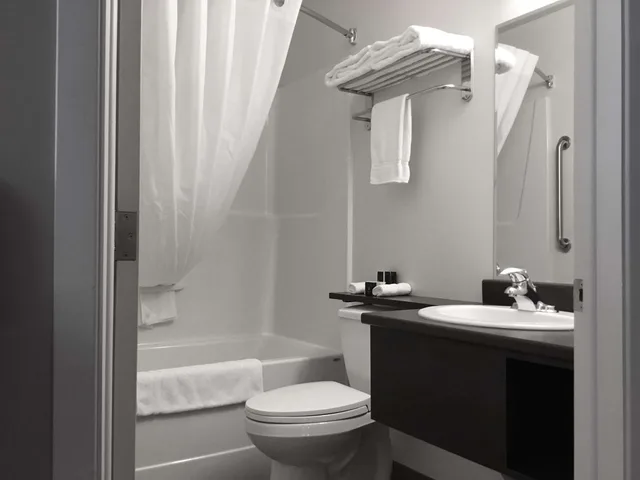 جناح بسريرين كوين بمطبخ صغير، Villa Inn and Suites, SureStay Collection By Best Western 1/1