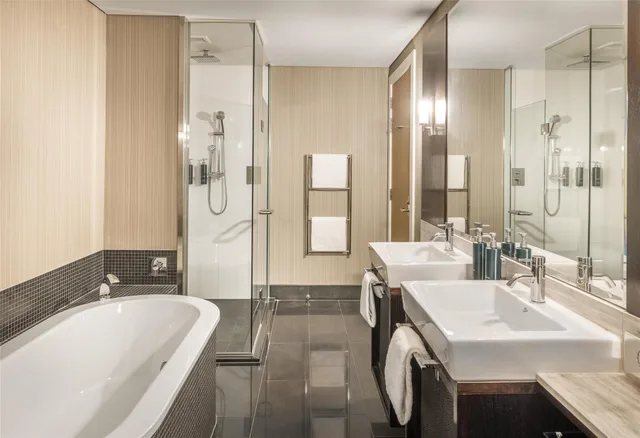 Room, King Bed, Lake Front, Hot Tub، Hilton Queenstown Resort and Spa 5/5