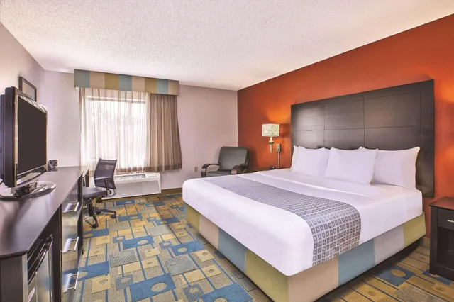 غرفة بسرير كينج بمطبخ صغير، La Quinta Inn Toledo Perrysburg 1/1