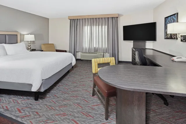 غرفة قياسية بسرير كوين، Candlewood Suites Appleton 2/10