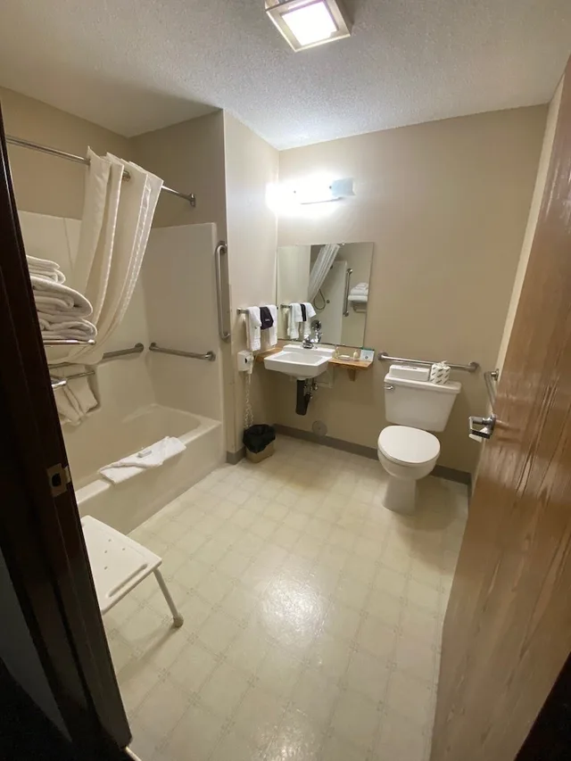 غرفة بسرير كوين لذوي الإعاقة، Boarders Inn and Suites Broken Bow 6/8