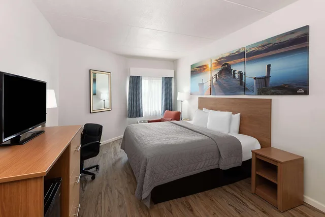 غرفة بسرير كينج، Days Inn By Wyndham Biloxi Beach 2/2