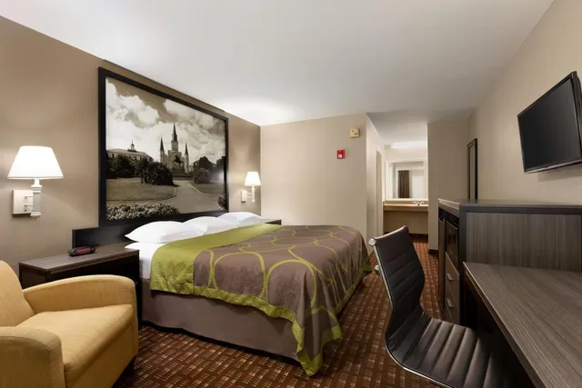 غرفة بسرير كينج بحوض استحمام لذوي الإعاقة، Super 8 By Wyndham Lake Charles Northeast 1/4