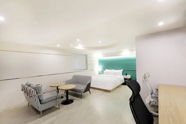 جناح بسرير كوين، Hotel Tomgi 6/10