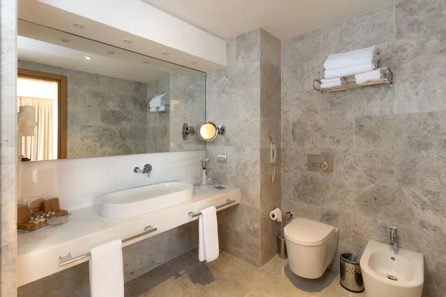 جناح رئاسي بسرير مزدوج بإطلالة على البحر بشرفة بمسبح خاص، On Live Hotel 4/5