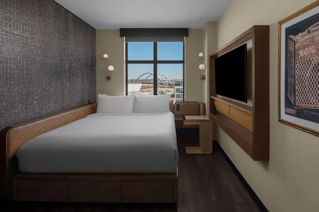 Compact, King Bed, Accessible، Motto by Hilton Nashville Downtown 1/10