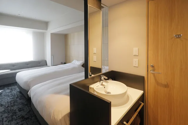 غرفة بسريرين منفصلين مع أريكة، JR Inn Sapporo N2 6/7