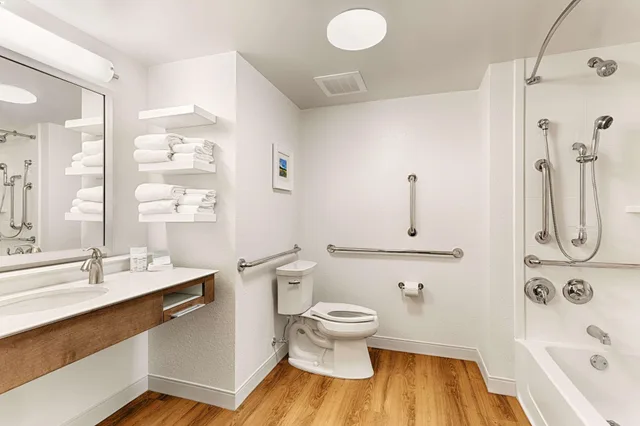 جناح بسرير كينج مع أريكة لذوي الإعاقة، Hampton Inn Pawley's Island 3/4
