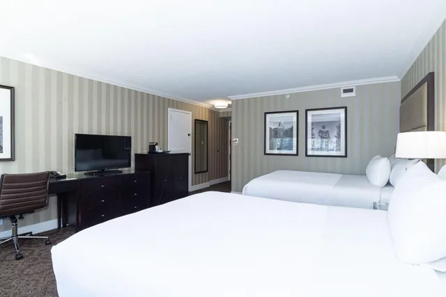 غرفة بريميوم بسريرين كوين، Sandman Signature Edmonton Downtown Hotel 2/4