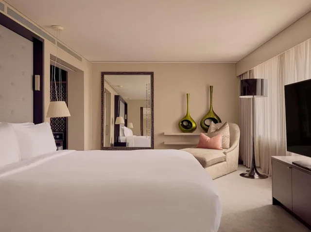 Opera, Suite, King Bed, City View, Living Area, High Floor، SOFITEL BRISBANE CENTRAL 1/3