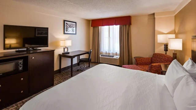 جناح بسرير كينج مع أريكة، Best Western Plus Peoria 1/4