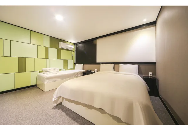 Deluxe, 1 Double and 1 Single Bed, Elysee Hotel 2/6