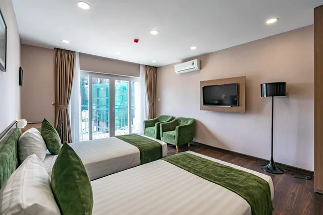 Deluxe, Twin Beds, Emerald Central 2/2