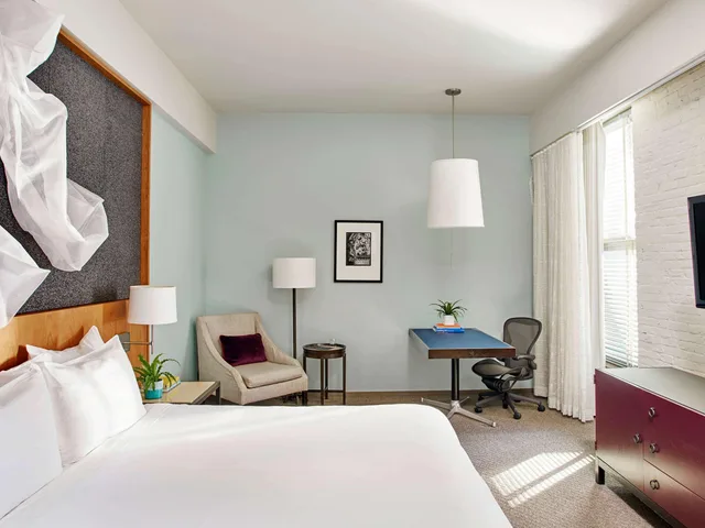 غرفة بسرير كينج، 21C Museum Hotel Louisville 3/3