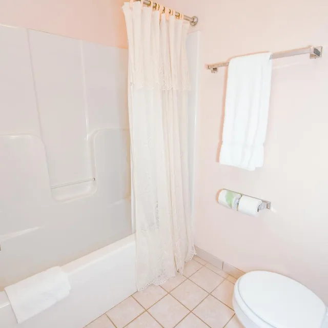 غرفة بسرير كينج بجاكوزي، Our Guest Inn and Suites - Downtown 2/4