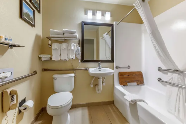 جناح بسرير كينج مع أريكة لذوي الإعاقة، Comfort Inn & Suites North Tucson Marana 5/6
