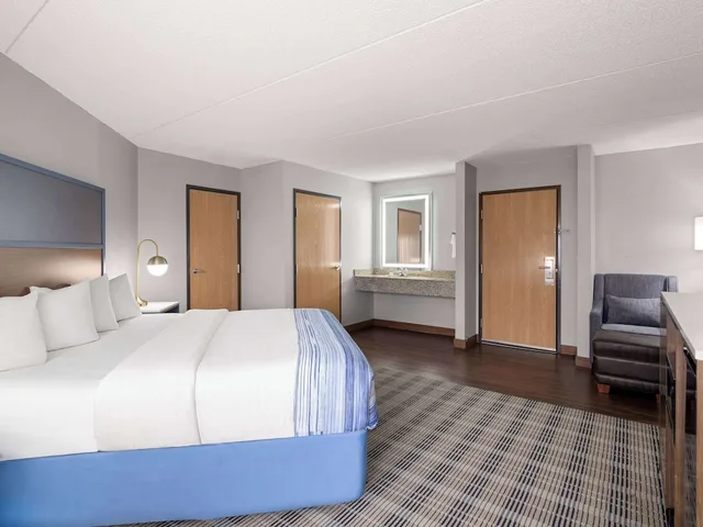 غرفة بسرير كينج، AmericInn by Wyndham Shakopee Near Canterbury Park 2/10