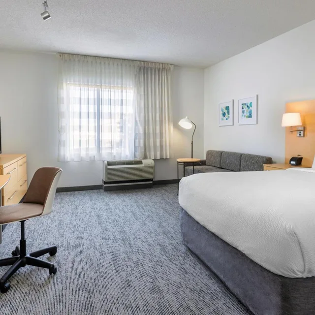 غرفة بسرير كوين مع أريكة، TownePlace Suites York 2/5