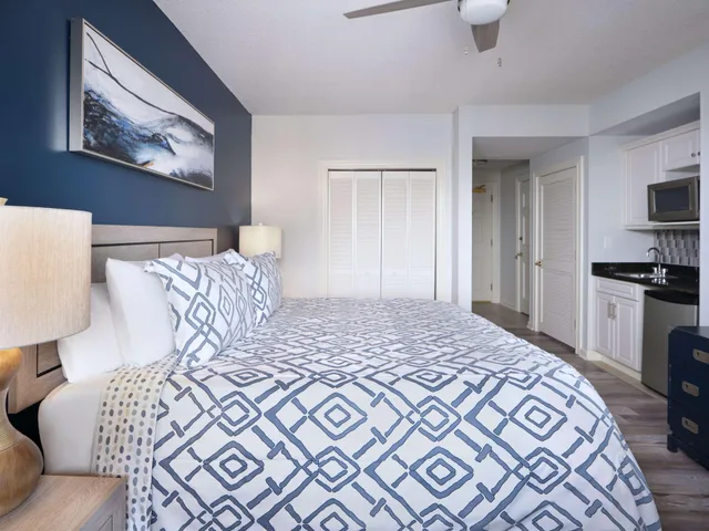 Room, King Bed, Balcony, Royale Palms Condominiums 2/3