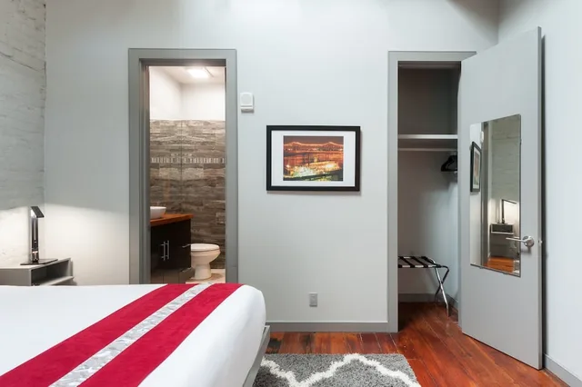 جناح رئاسي بسرير كينج وسرير كوين بشرفة بغرفتي نوم، The Natchez Vacation Rentals 1/9