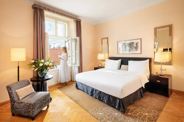 غرفة ديلوكس بسريرين منفصلين، Mandarin Oriental Prague 2/4