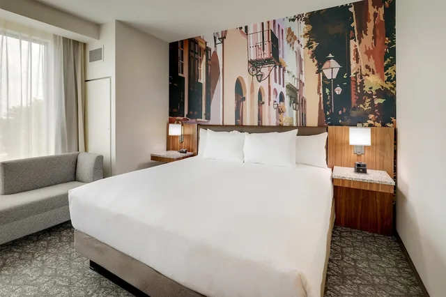 غرفة بسرير كينج في طابق مرتفع لذوي الإعاقة، Drury Plaza Hotel North Charleston 3/5
