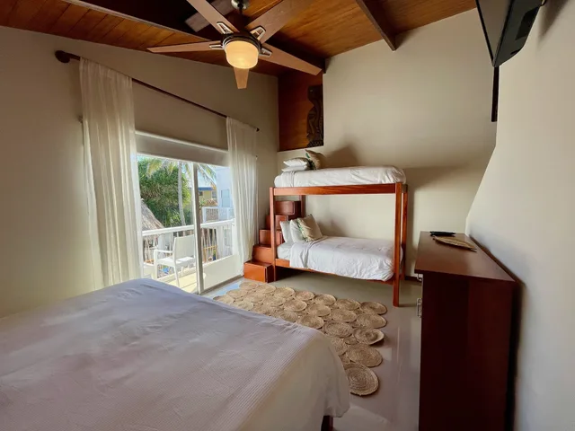 جناح جونيور بسرير كينج وسرير بطابقين بإطلالة على البحر بشرفة، Mata Rock Resort 3/4