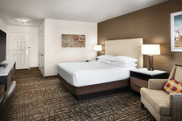 غرفة بسرير كينج بإطلالة على المسبح، DoubleTree by Hilton Hotel Ontario Airport 1/3