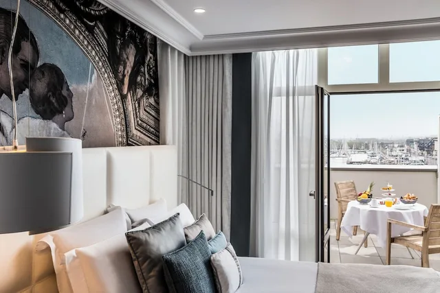 غرفة ديلوكس بسريرين منفصلين بشرفة مع أريكة، Cures Marines Hotel Thalasso & Spa Trouville - MGallery Collection 1/4