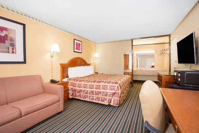 Room, 2 Double Beds, Knights Inn Aiken 4/4