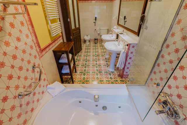 جناح بشرفة بحوض جاكوزي، Hotel Spa Villalba - Adults Only 2/3
