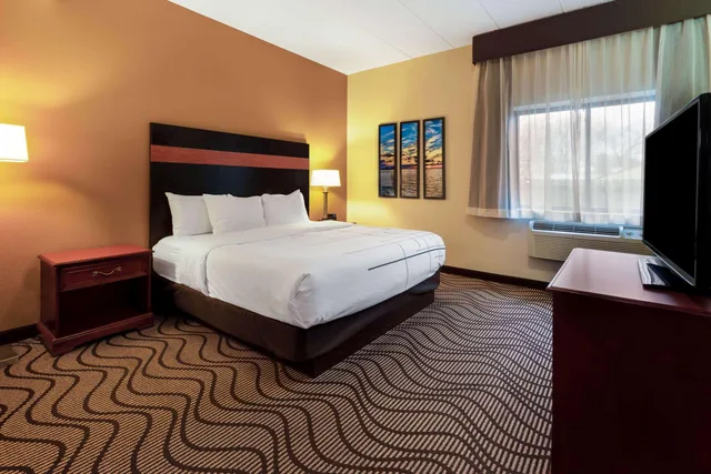 جناح بسرير كينج بغرفة نوم واحدة، La Quinta Inn Sandusky Near Cedar Point 1/3