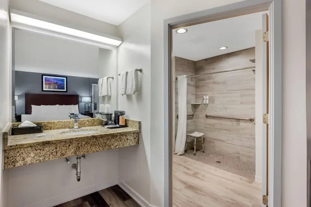 غرفة بسرير كوين، Rodeway Inn Lyons - La Grange 7/7
