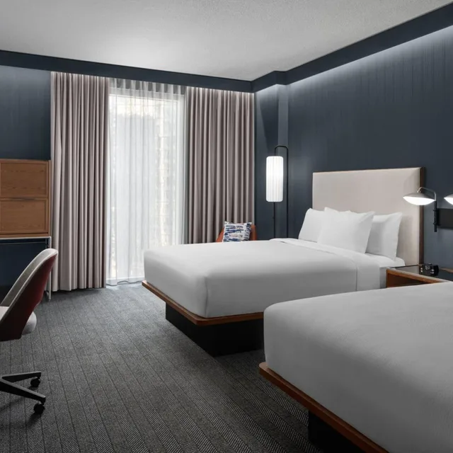 غرفة بسرير كينج وسريرين كوين، Courtyard by Marriott Calgary Downtown 2/6