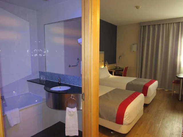غرفة قياسية بسريرين منفصلين، Holiday Inn Express Sant Cugat 3/7