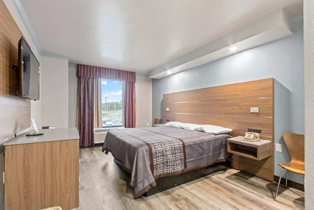 غرفة بسرير كينج للمدخنين، Regency Inn Fort Walton Beach 2/6