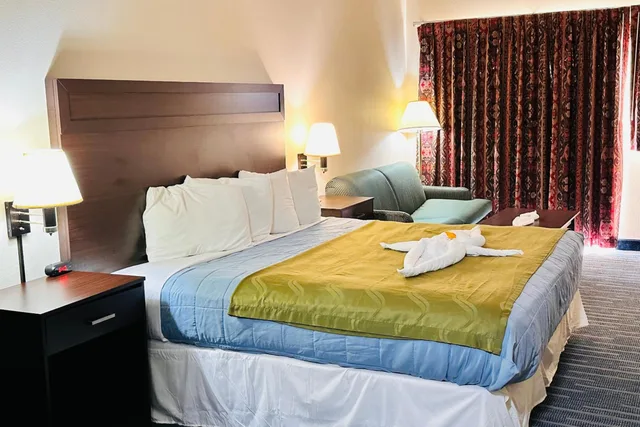 غرفة بسرير كينج لذوي الإعاقة، Coratel Inn and Suites By Jasper Ocean Shores 3/7