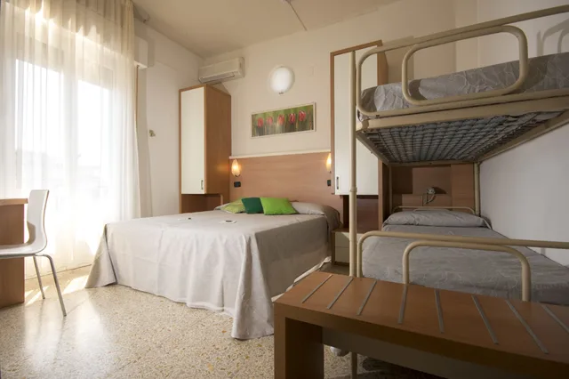 غرفة رباعية بسرير كوين وسرير بطابقين، Hotel Veliero 3/4