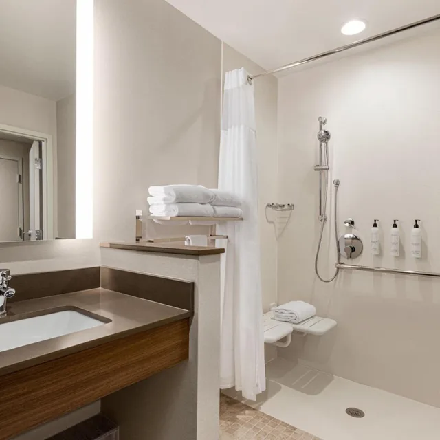 جناح تنفيذي بسرير كينج مع أريكة، Fairfield Inn & Suites by Marriott Bonita Springs 7/9