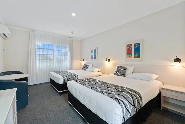 Room, 2 Queen Beds, Comfort Inn All Seasons Ballina 2/4