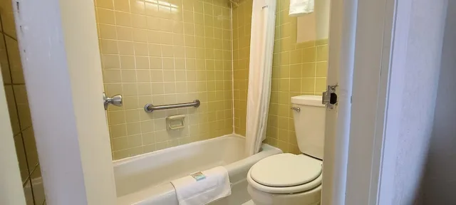 جناح ديلوكس بسريرين مزدوجين بإطلالة على البحر، Mariner Inn And Suites 4/4