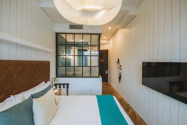غرفة قياسية بسرير كوين، Arlo Williamsburg 2/4
