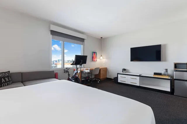 Room, King Bed, Peloton, Corner، The Rose Hotel Chicago O Hare Tapestry Collection By Hilton 3/4