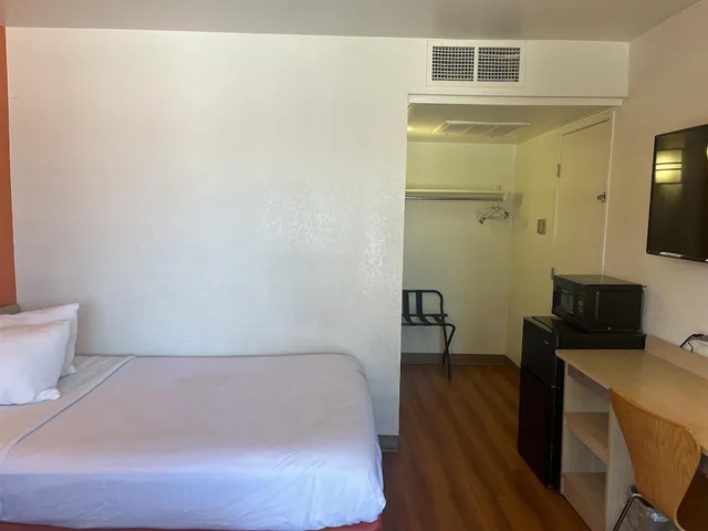 غرفة ديلوكس بسرير كوين، Motel6 Fort Collins, CO 1/9