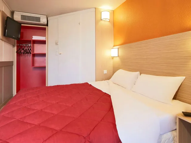 Standard, 1 Double and 1 Single Bed, Premiere Classe Toulouse Ouest - Blagnac Aeroport 1/8
