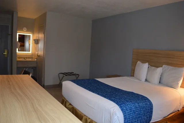 غرفة بسرير كينج لذوي الإعاقة، Travelodge by Wyndham Colorado Springs Airport/Peterson AFB 2/5