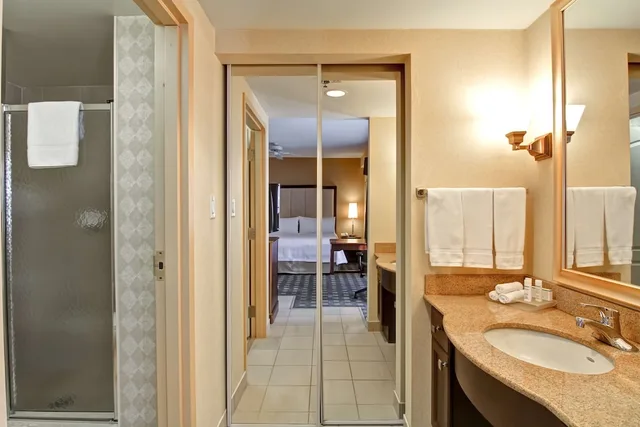 Suite, King Bed, Sofa, Kitchen, Homewood Suites By Hilton Toronto Mississauga 4/4