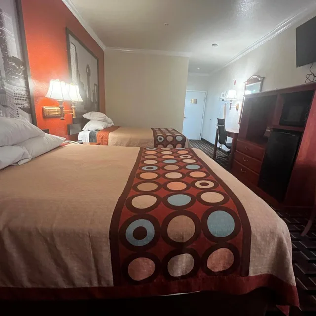 غرفة بسريرين كوين بحوض استحمام لذوي الإعاقة، Super 8 By Wyndham Brookshire Tx 9/10