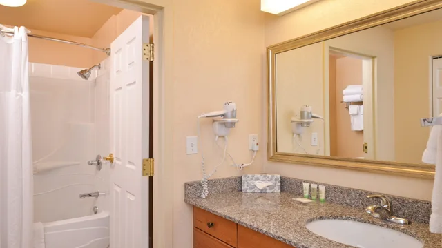جناح بسرير كوين بغرفة نوم واحدة مع أريكة، Staybridge Suites Hotel Calgary Airport 3/6