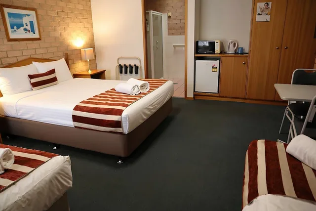 غرفة عائلية بسرير كوين وسريرين فرديين، AALANA MOTOR INN 1/7